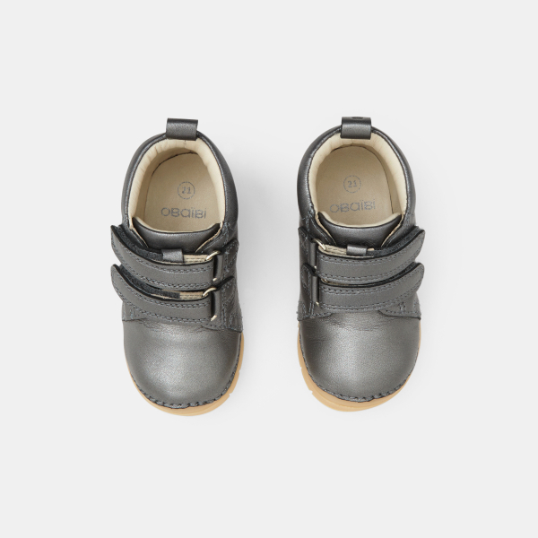 حذاء برقبة لامع للخطوات الأولى باللون الرمادي للفتيات الصغيرات